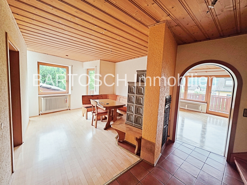 Blick in Wohnzimmer-Essplatz
