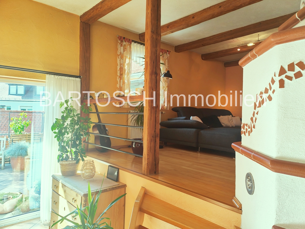 Blick zum Wohnzimmer und Balkon