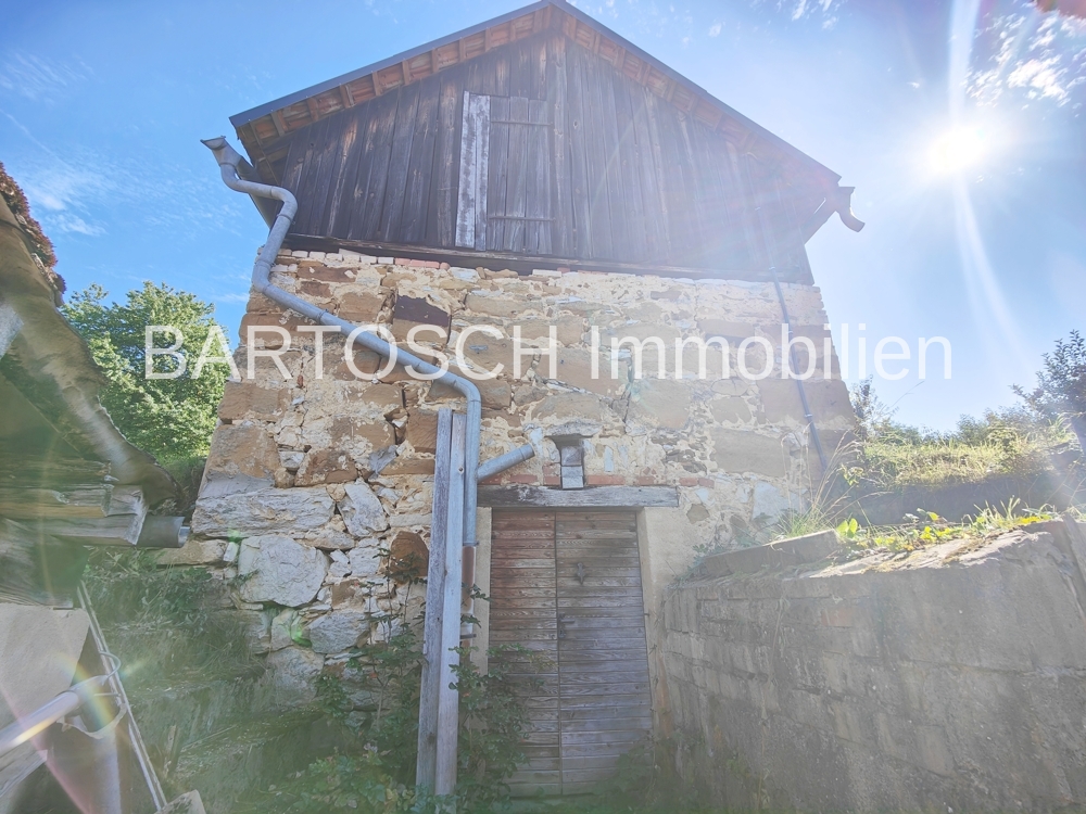 Holzhaus mit Felsenkeller