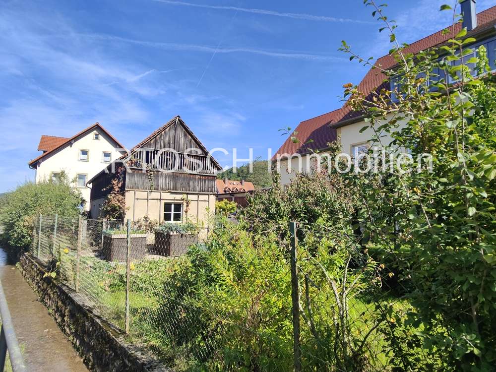 Bachlauf mit Nebengebäude