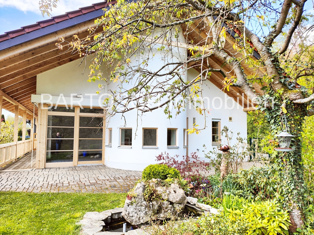 Blick vom Garten auf das Haus