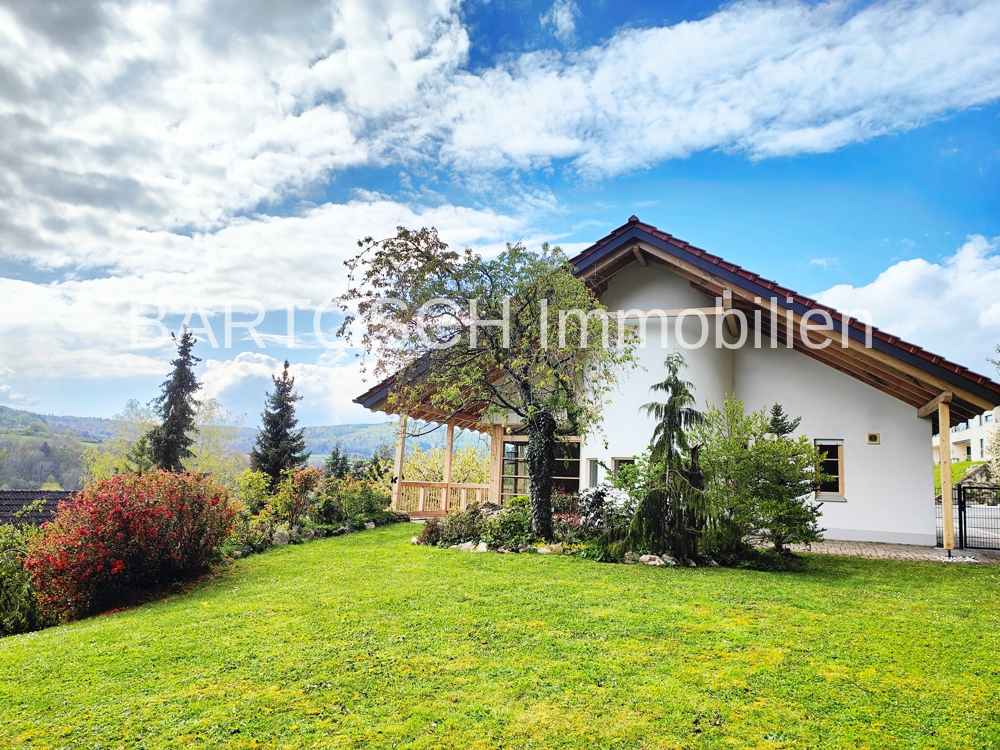 Blick vom Garten zum Haus